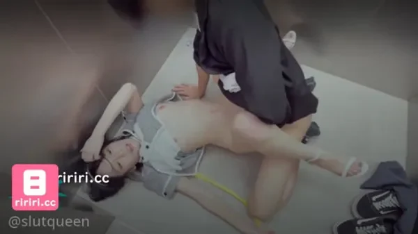 Người chú già dâm dục hiếp dâm đứa cháu gái lúc nữa đêm khi ngủ say